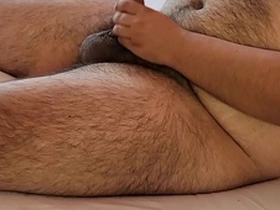 Gordito se masturba hasta acabar rico