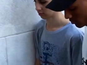 Tirando a virgindade do novinho