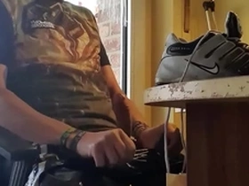 Wichsen in glanzhose harter schwanz und sneaker sniffen