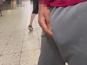 Provocando sem cueca no estacionamento (completo no red)
