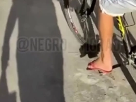 Fui abordado por esse novinho que tava com muito tesao pra ganhar uma mamada do urso