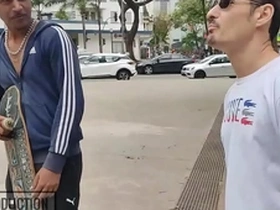 O boy na praça aceitou ir dar pros dois pauzudos