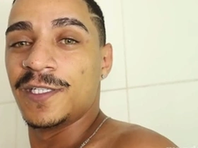 O banho e a chupada de um  negão dotadão e um branquinho de cú rosa!
