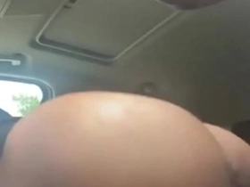 Dando pro casado no carro enquanto ele esperava a esposa