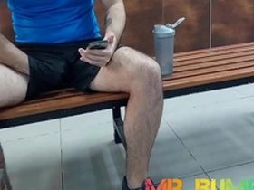 Diário de banheirão ( dia 13) chupando no banheiro da academia ( completo no red e subscrição)