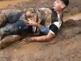 Sexo gay en un bosque de barro solos y perdidos