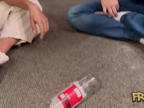 Jugué a la botella con mis amigos y acabamos cogiendo entre todos