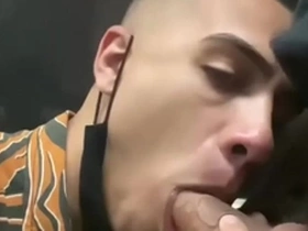 Novinho mamando pau grande em público - gabriel martins