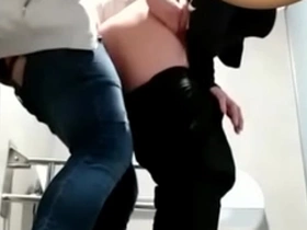 Rica follada baños publicos