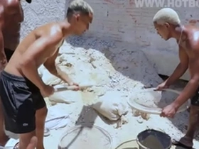 Dois novinhos pirocudos foderam o cú do coroa no meio da obra