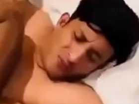 Este chacal viene a mi casa y me da una cogida con leche al final