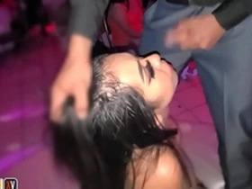 Doy show en club swinger y mis fans entran a cogerse a mis novias y me vengo en sus bocas