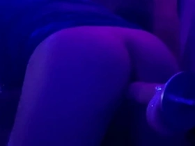 Tuning my sex machine with a huge size dildo