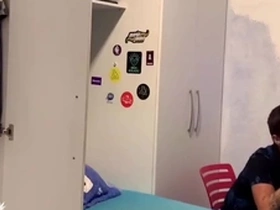 Tio chega de viagem e fica de gracinha com sobrinho