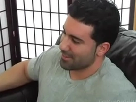 Macho hétero musculoso e gostoso sendo mamado.