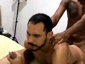 Dois amigos pauzudos enchendo meu rabo de leite (completo no red) maax puto karioca e leom ogro