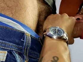 No me termine de desvestir y me recibió en cuatro, con su chocho pujador y peludo, dispuesto a recibir mucha verga