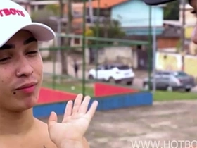 Amigos fodendo o novinho safado