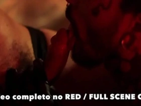 Sexo em festa - chupando e dando para vários - vídeo completo no red