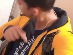 Passei no banheiro e fiz a felicidade de dois machos