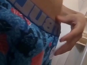 Novinho gostoso batendo uma