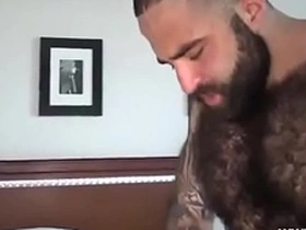 Peludão tatuado comendo urso passivo