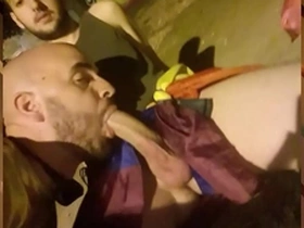 Mamando a mi amigo en público con gente pasando en frente