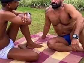 E essa conversa gostosa no parque, que acabou com sexo no hotel. (completo no red )