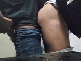 Segurança de loja goza na boca do cliente