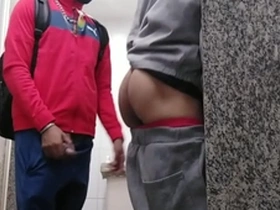 Dotado me fudeu no banheiro publico