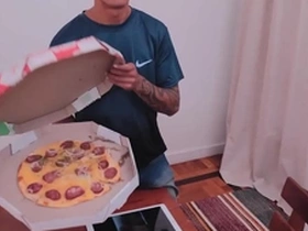 Reclamei da pizza e tomei no cú