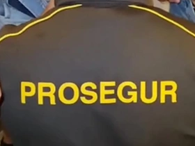 Segurança fazendo banheirao