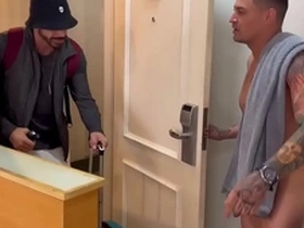 Vizinho tarado bateu na porta errada e acaba ganhando leitinho ,vídeo completo no red…
