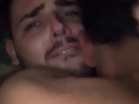 Pau grande comendo rabudo