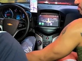 Motorista de uber ganha mamada no carro e pede pra fuder minha bunda em casa ( brunohot25 )