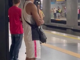 Estava a caminho da academia quando encontrei o novinho no metrô , acabei seguindo ele, o final foi ele fudendo meu cu na mata