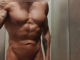 Mec musclé se branle sous la douche de la salle de sport