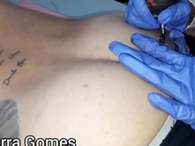 Tatuando a bunda do lutador de mma allan guerra gomes