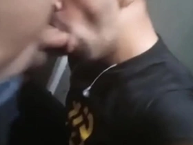 Chupei o pai do meu amigo no banheiro da smartfit