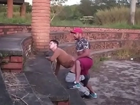 Mamando no parque