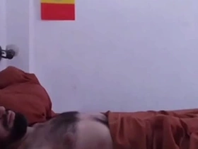 Despertando a mi macho peludo con una linda mamada, aprovechando su erección matutina.