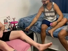 Minha mulher viajou, chamei uns amigos pra resenha em casa e acabou virando uma brotheragem