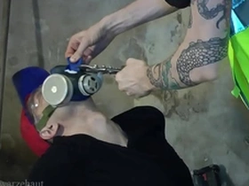 Nicky deepthroat denk in gasmask