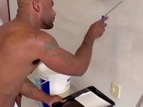 Pintor dotado fudendo o ajudante sarado bareback