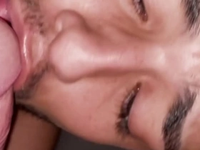 Meu tiu me botou pra mamar ele