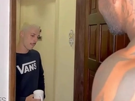 O filho novinho da vizinha veio pega açúcar e levou leite do negão dotado